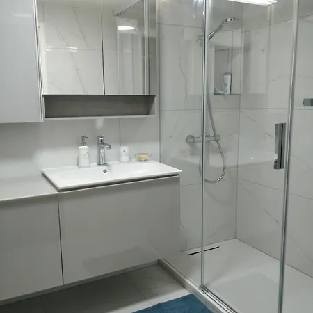 Spacious 2 Bedroom In * Ginebra