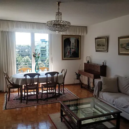 Spacious 2 Bedroom In Apartment *