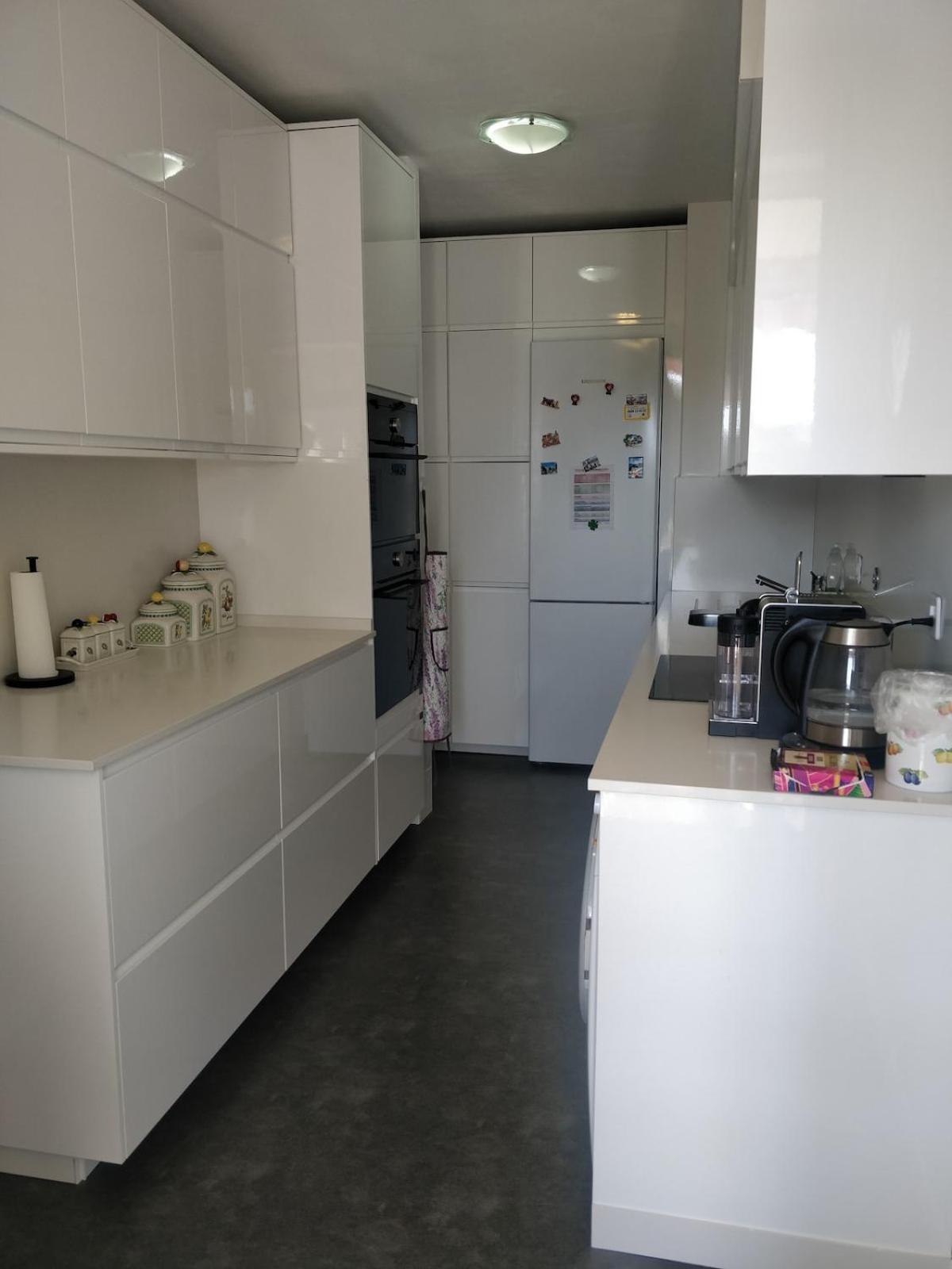 Spacious 2 Bedroom In Apartment *