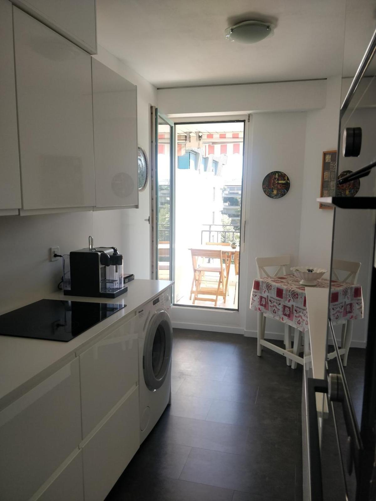 Spacious 2 Bedroom In Apartment *